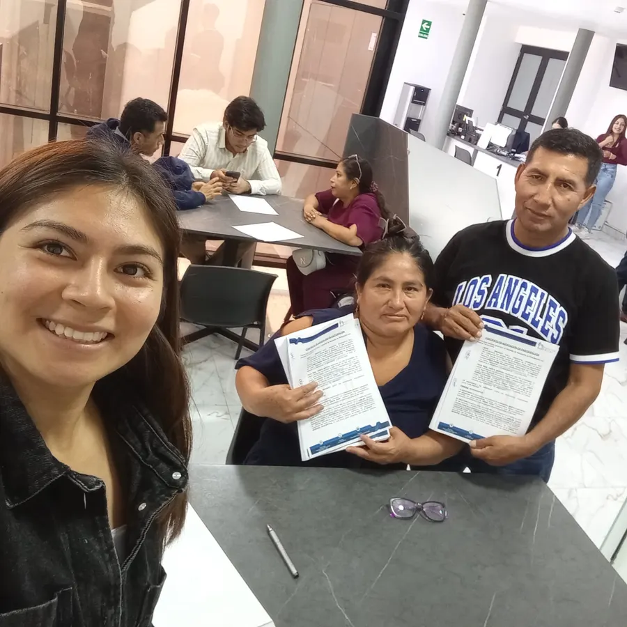 Cliente firmando su contrato de compraventa en oficina
